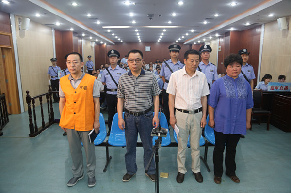 侵占罪一案,29日上午在该省淮南市中级法院开庭审理,同案被告人余斌