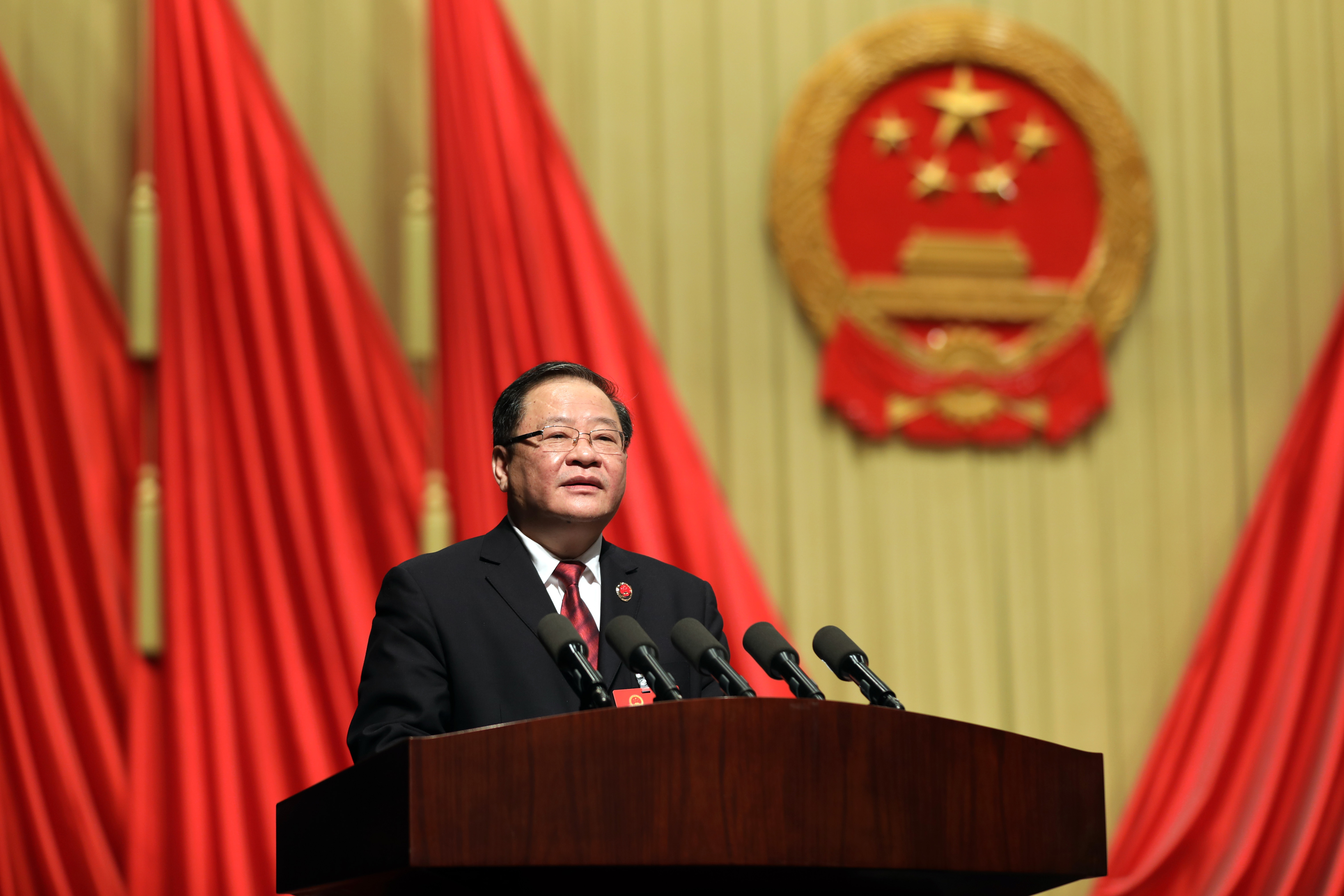 陈武作省人民检察院报告
